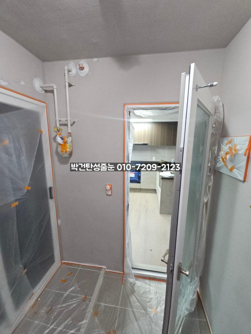 유리 패널과 문틀을 필름으로 감싼 복도 공간