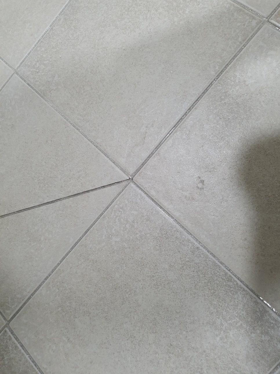 회색 타일 바닥의 흰색 셔드 부분