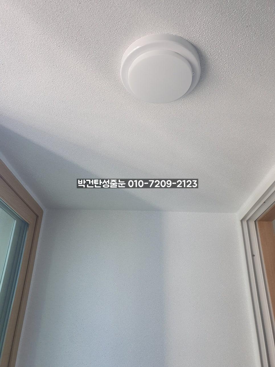원형 조명이 설치된 복도 천장과 벽면