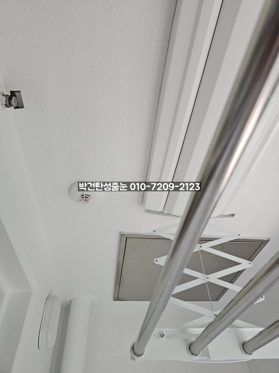 천장 구조물과 전기 스위치가 보이는 공간