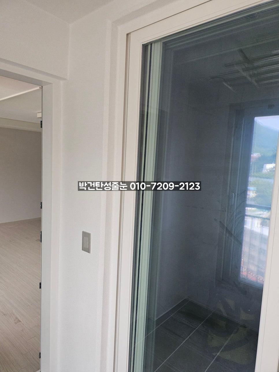 전기 스위치가 설치된 흰 벽과 목재 바닥