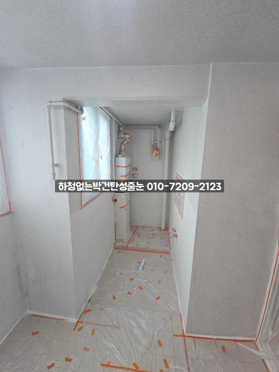 배관과 탱크 주변을 필름으로 감싼 복도