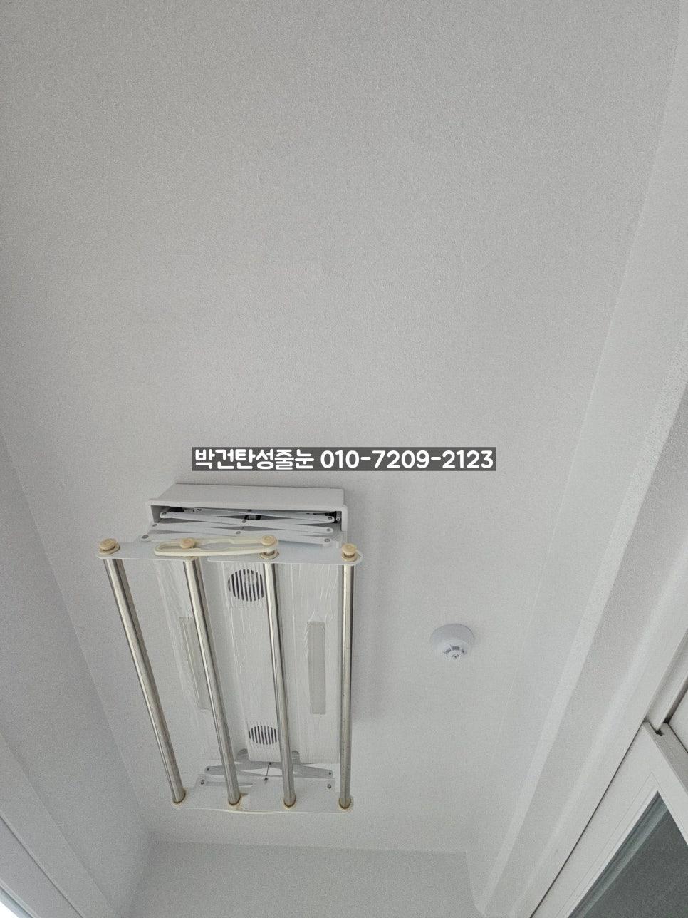 천장의 흰색 장치와 소형 화재 경보기