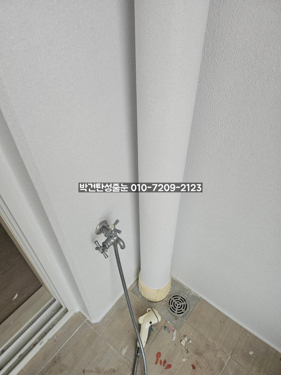 흰색 기둥과 수도꼭지, 배수구가 보이는 공간