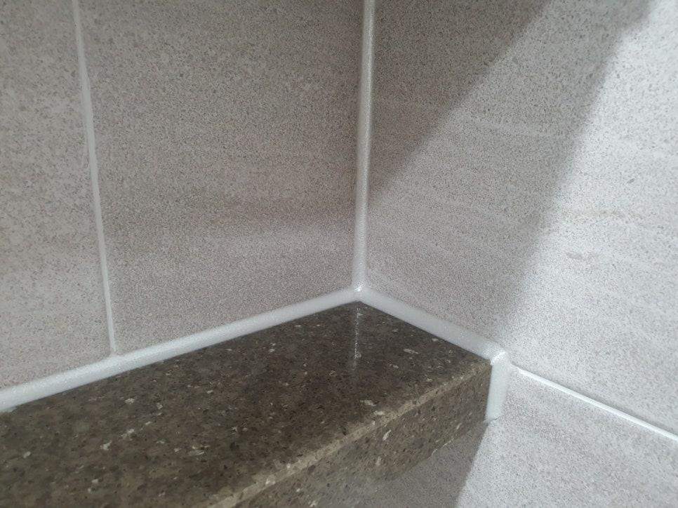 진주화이트 실리콘이 적용된 석재 상판과 벽면 모서리