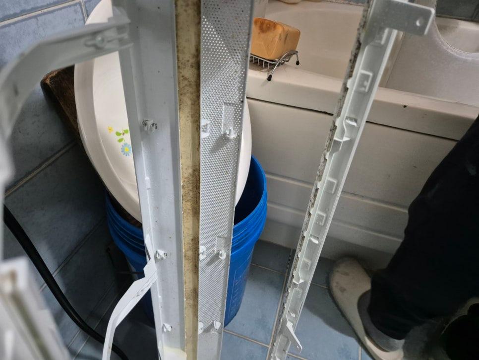 흰색 타일 바닥과 세면대가 있는 욕실