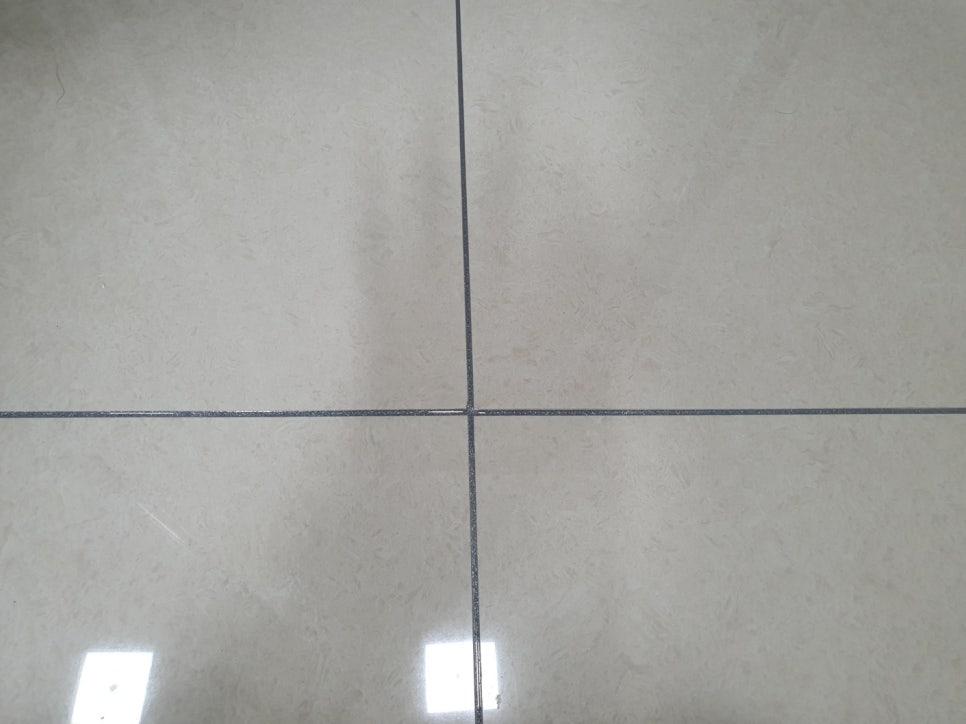 흰색 타일 사이의 틈새를 정리하는 파지 과정