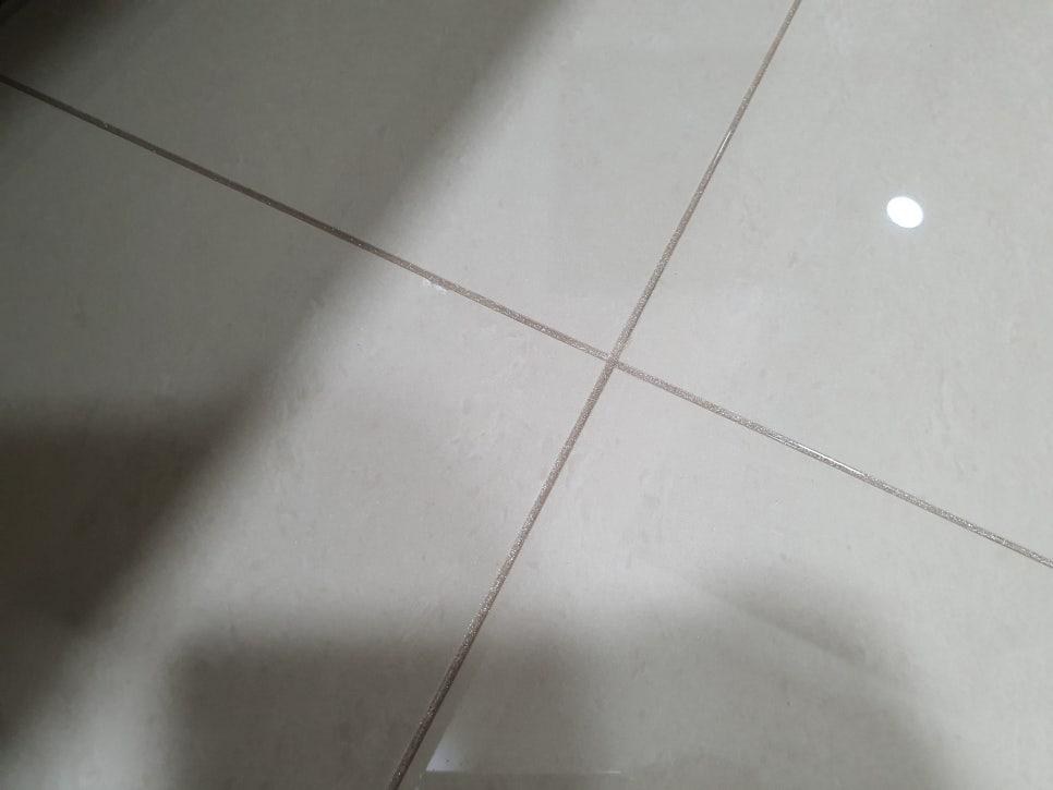 반사광이 보이는 현관 타일 틈새의 근접 모습
