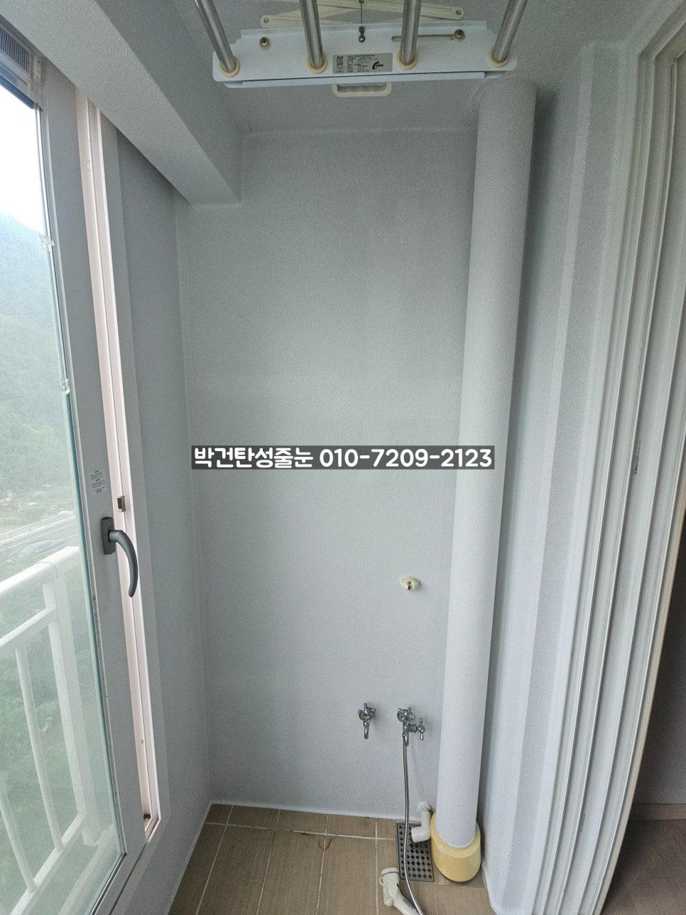 갈색 타일 바닥과 빨간색 라인 라이트가 있는 공간