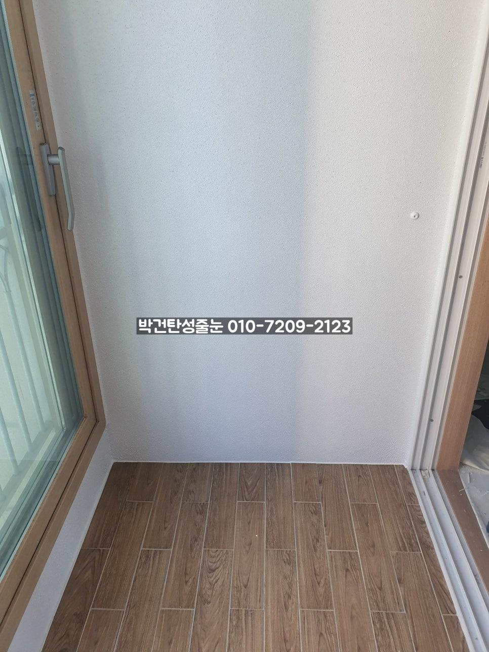유리창과 나무 프레임 문이 보이는 현관