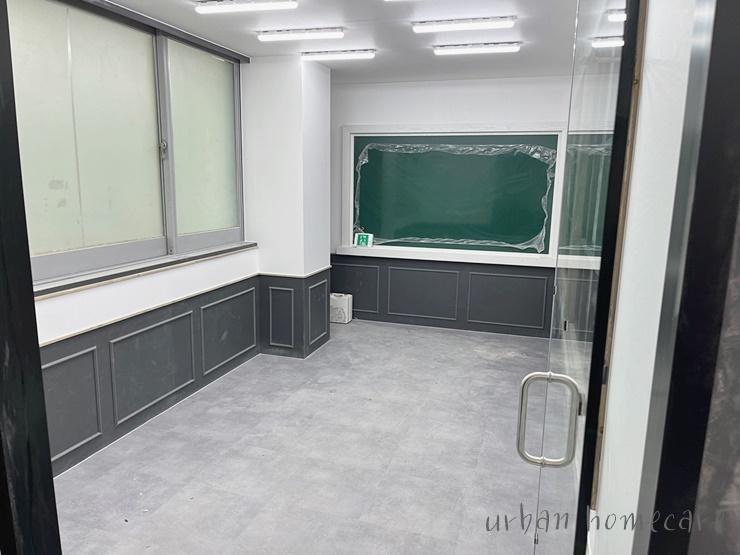 오염이 보이지 않는 벽과 바닥 표면