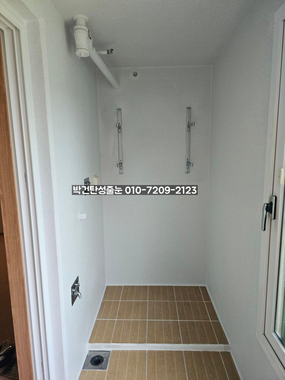 금속 레일과 수도꼭지가 설치된 벽면과 배관