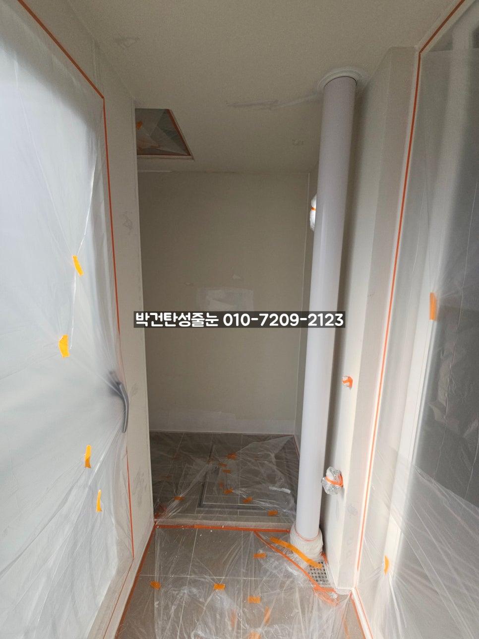 흰색 배관 주변 벽면에 보양재를 설치한 복도 공간