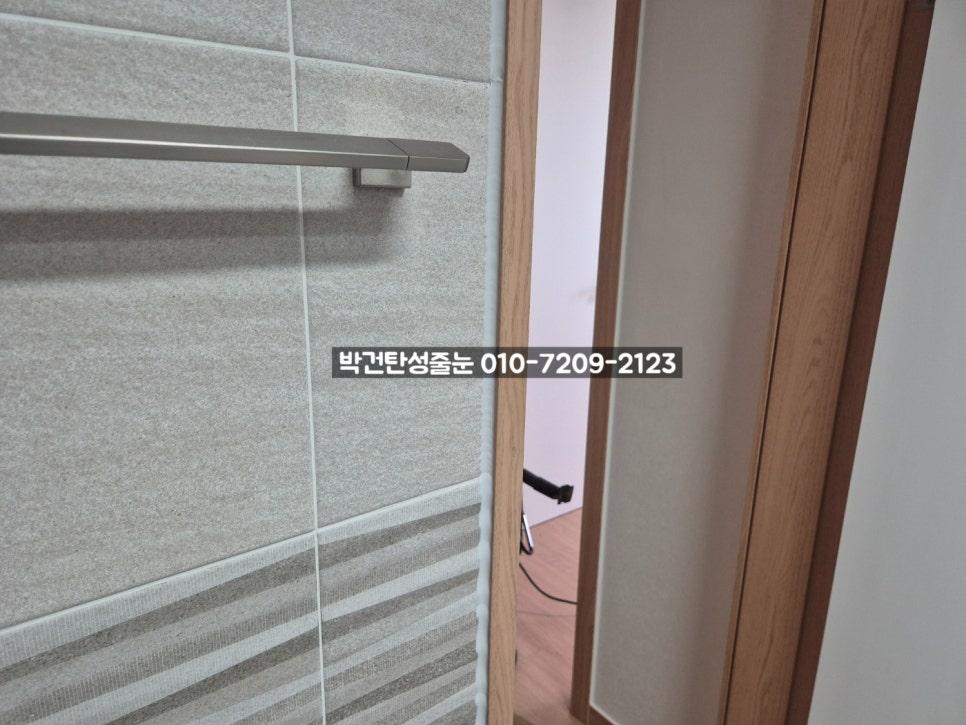 문틀과 금속 손잡이가 보이는 공간