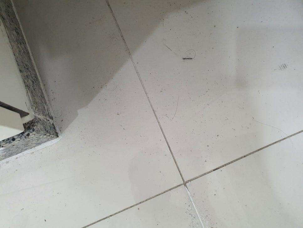 벽면과 바닥 접합부의 백시멘트 제거 상태