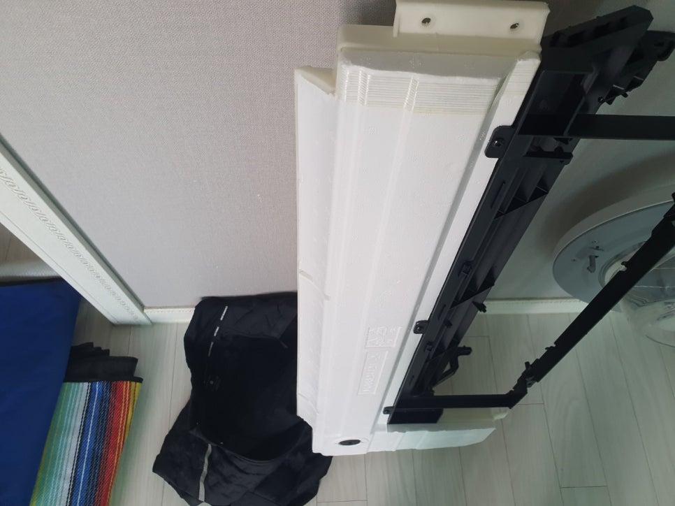 오염물이 묻어 있는 주방 후드 필터