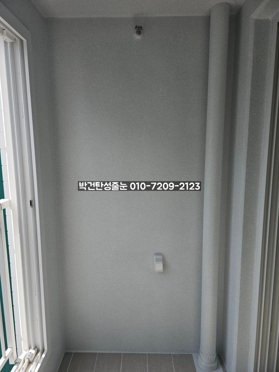 회색 벽면과 창문, 문이 있는 실내 공간의 모습