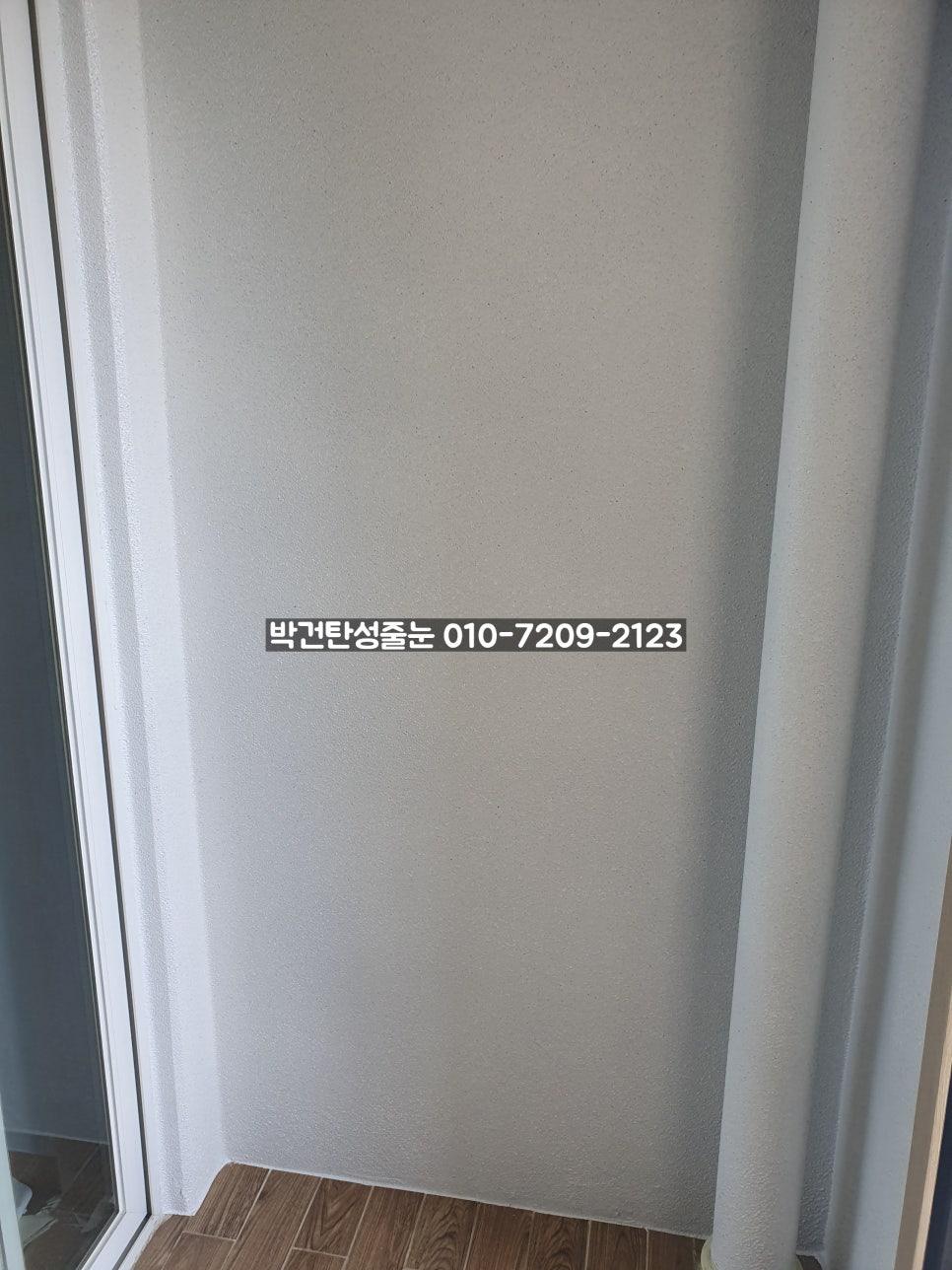 나무 패턴 바닥재가 설치된 현관 공간