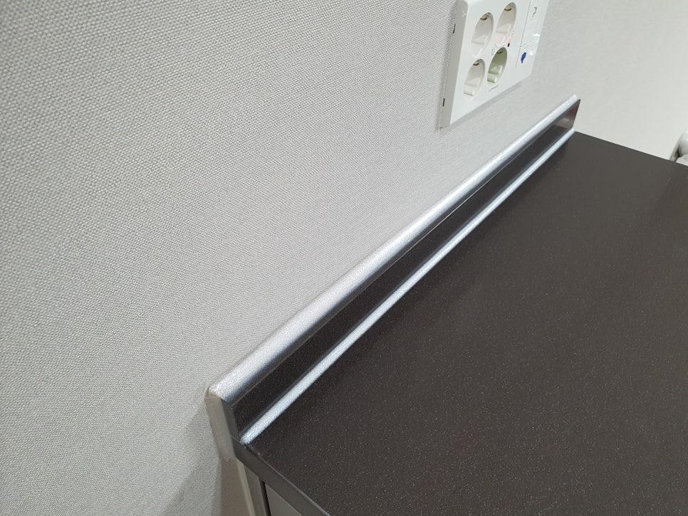 회색 벽면과 검은색 상판 접합부의 디테일