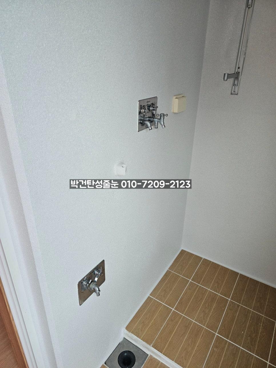 전기 스위치와 문 손잡이가 설치된 벽면