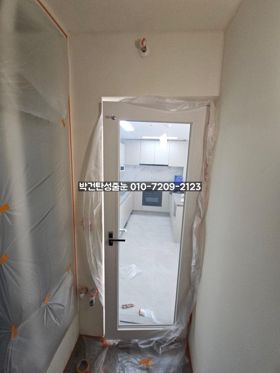실내 진입로 문틀과 바닥의 보호 필름 마감