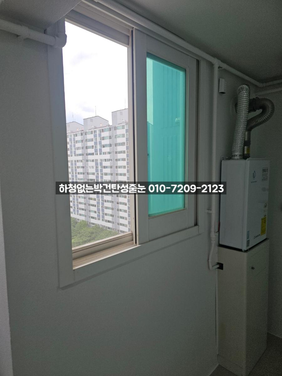 창호 외부 건물과 내부 배관이 보이는 근접 컷
