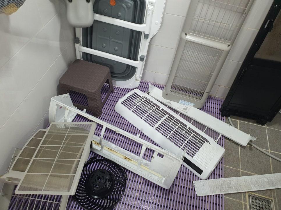 기름때가 내려앉은 레인지후드 하부 망 필터