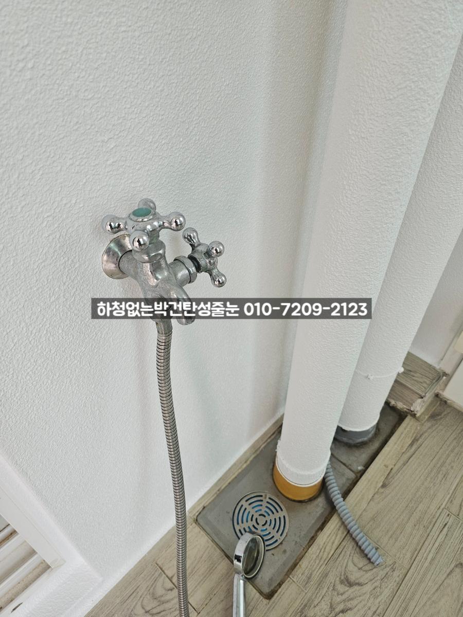 배수구 덮개와 호스가 보이는 바닥 마감면