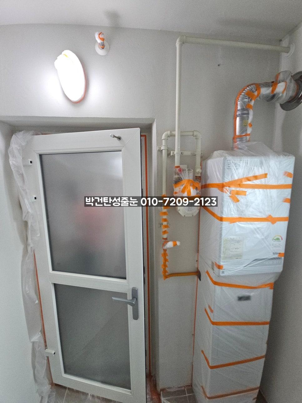 여닫이 도어 힌지와 프레임의 세부 모습