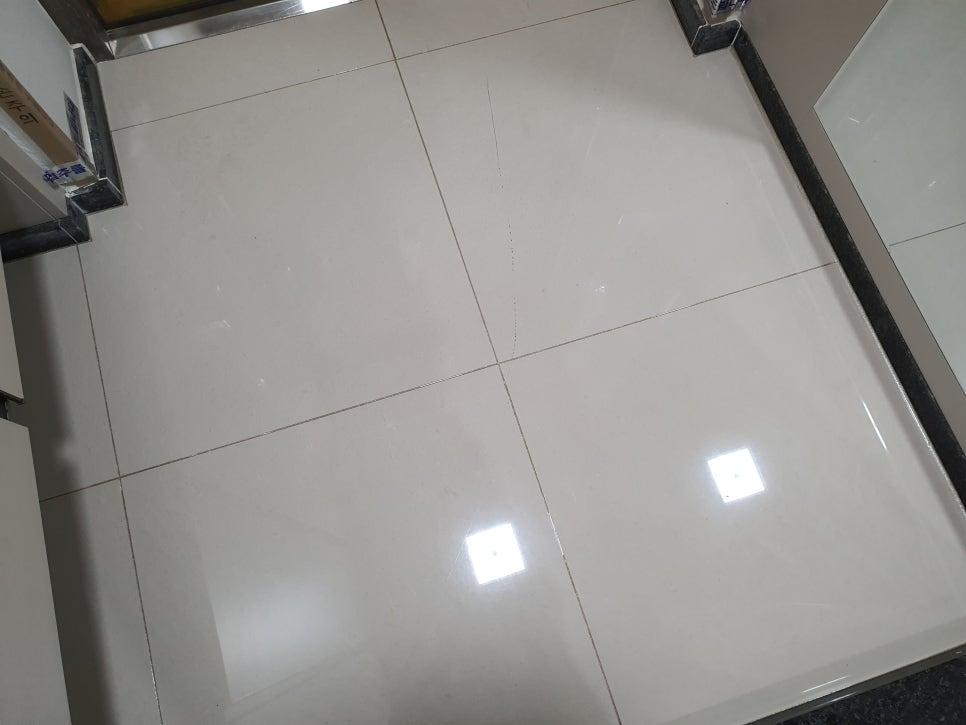 흰색 타일 바닥의 표면 정리 과정