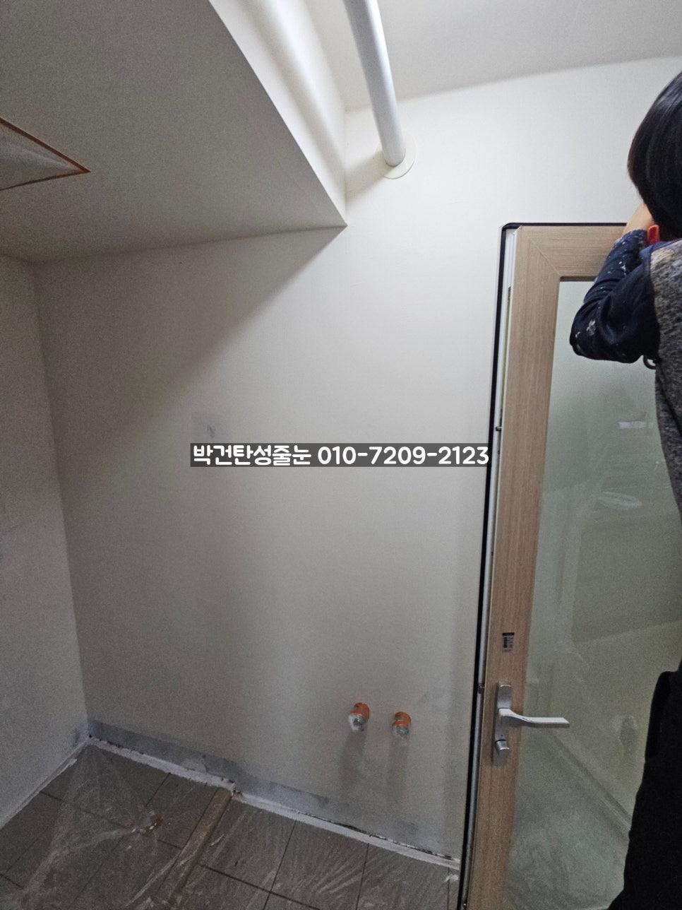 천장 파이프와 오렌지색 커넥터가 설치된 공간