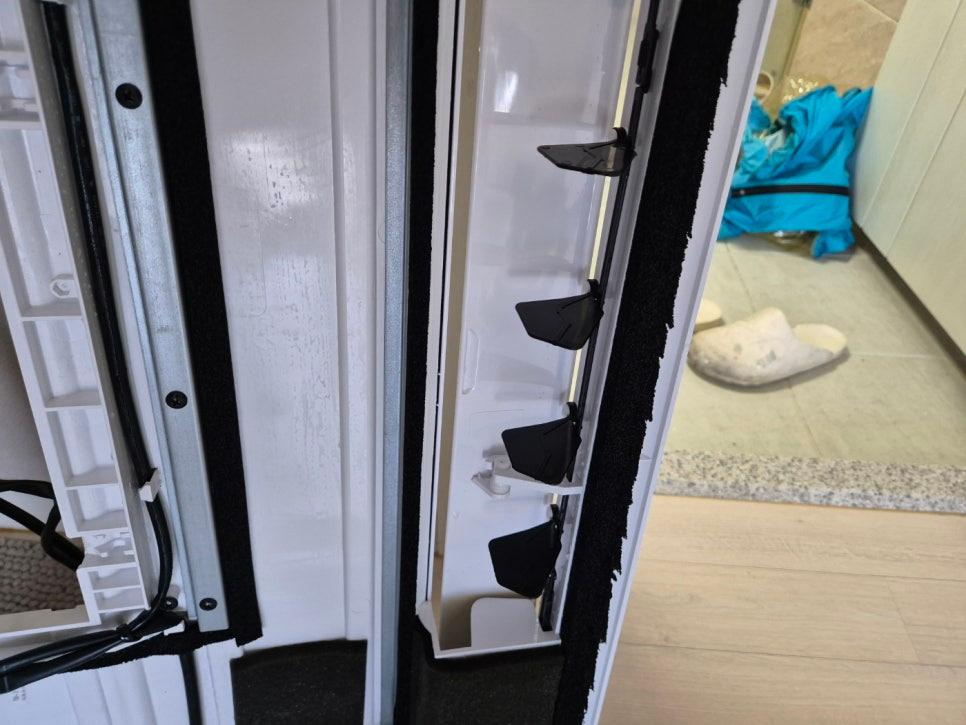 검은색 고무 밴드와 블랙 받침대가 있는 흰색 구조물
