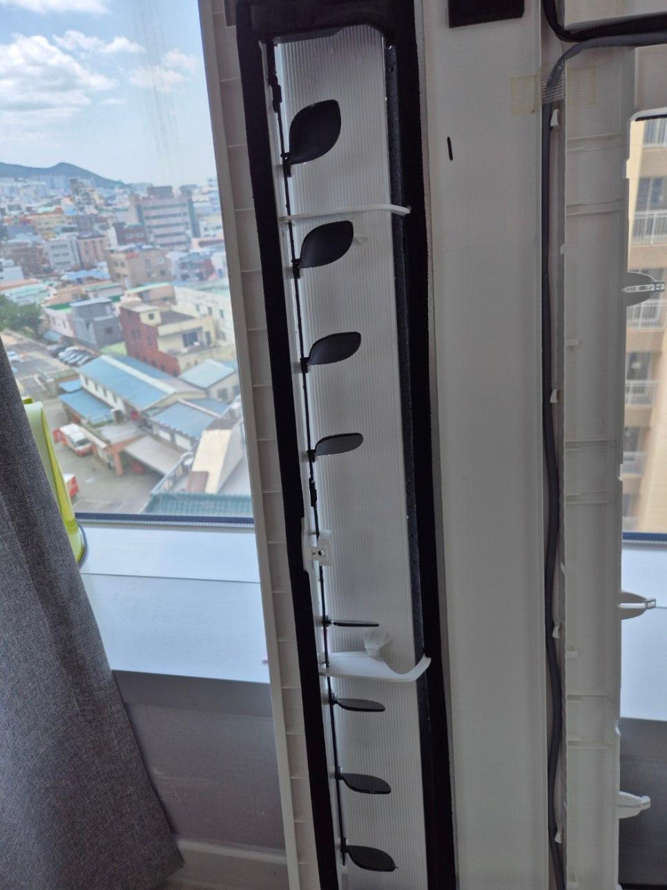검은색 블라인드가 설치된 흰색 프레임 창호