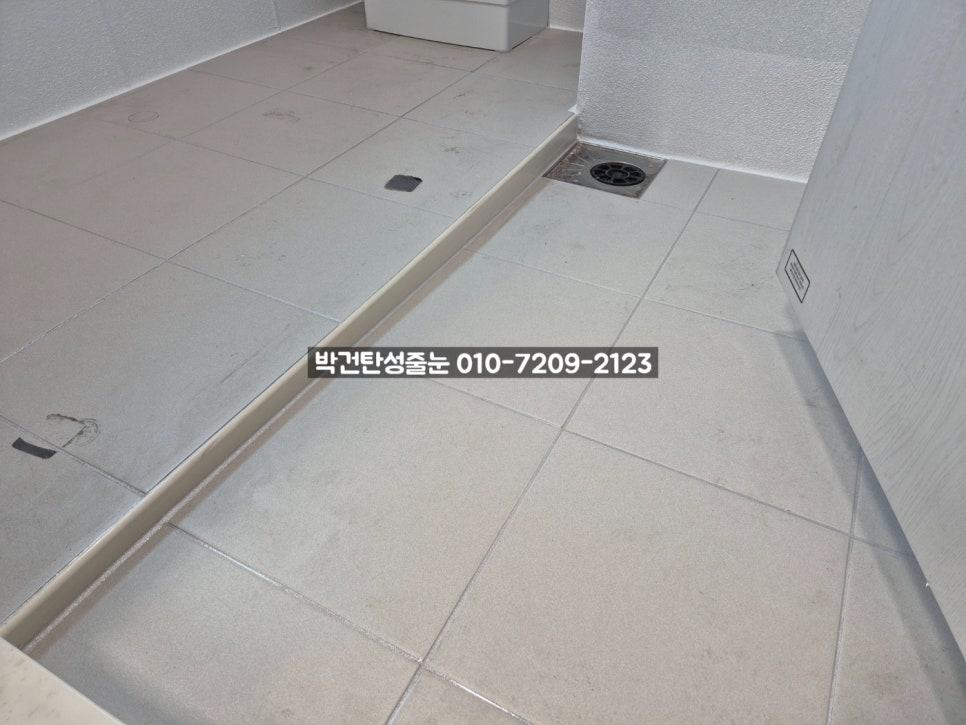 배수구가 보이는 공간의 바닥-벽 접합부