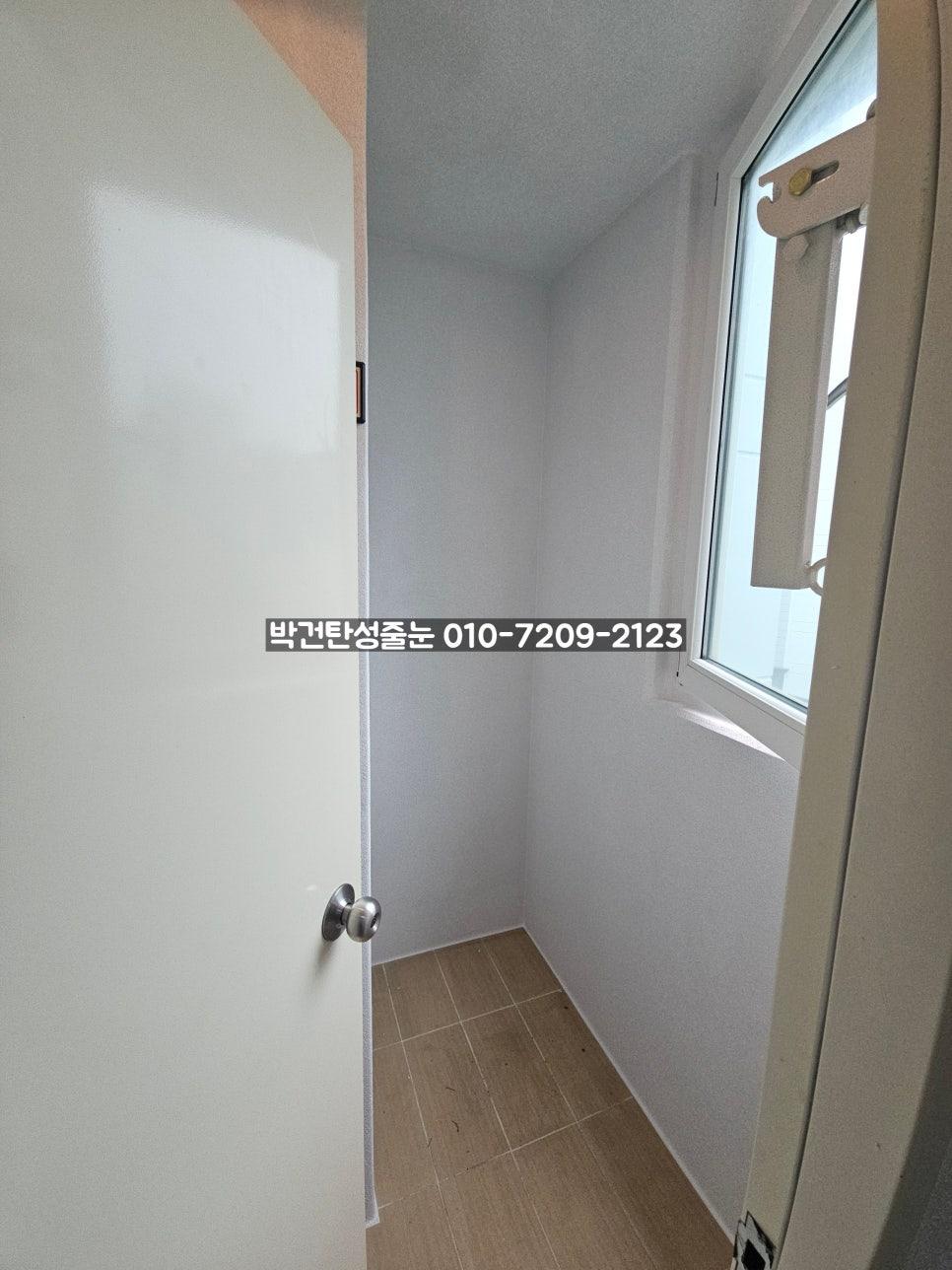 베이지색 타일 바닥과 창호가 있는 좁은 공간