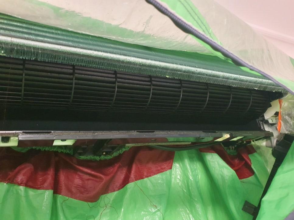 망 조직 사이에 낀 짙은 기름때 근접샷
