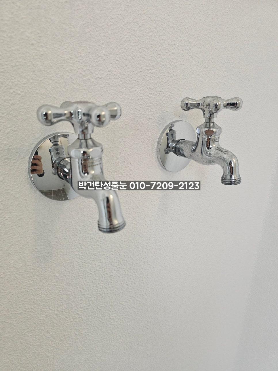 거울 패널이 있는 금속 수전 근접 모습
