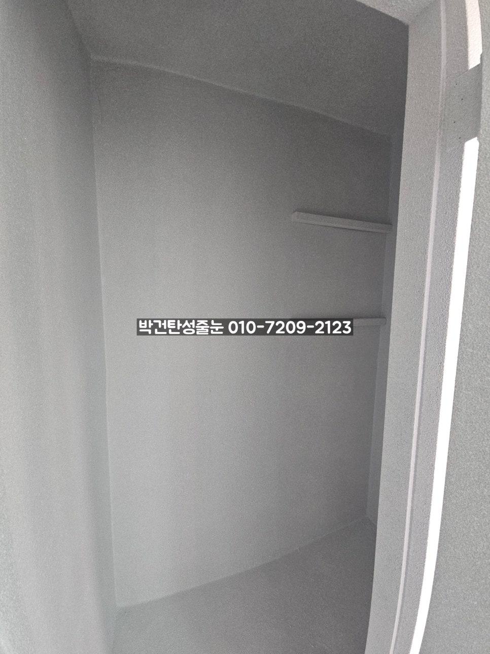 수평 레일이 설치된 텅 빈 실내 공간
