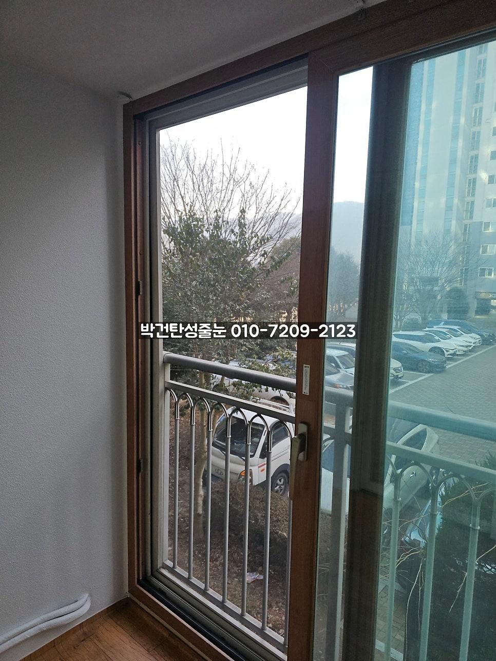 흰색 탄성코트 마감 벽면과 목재 프레임 창호