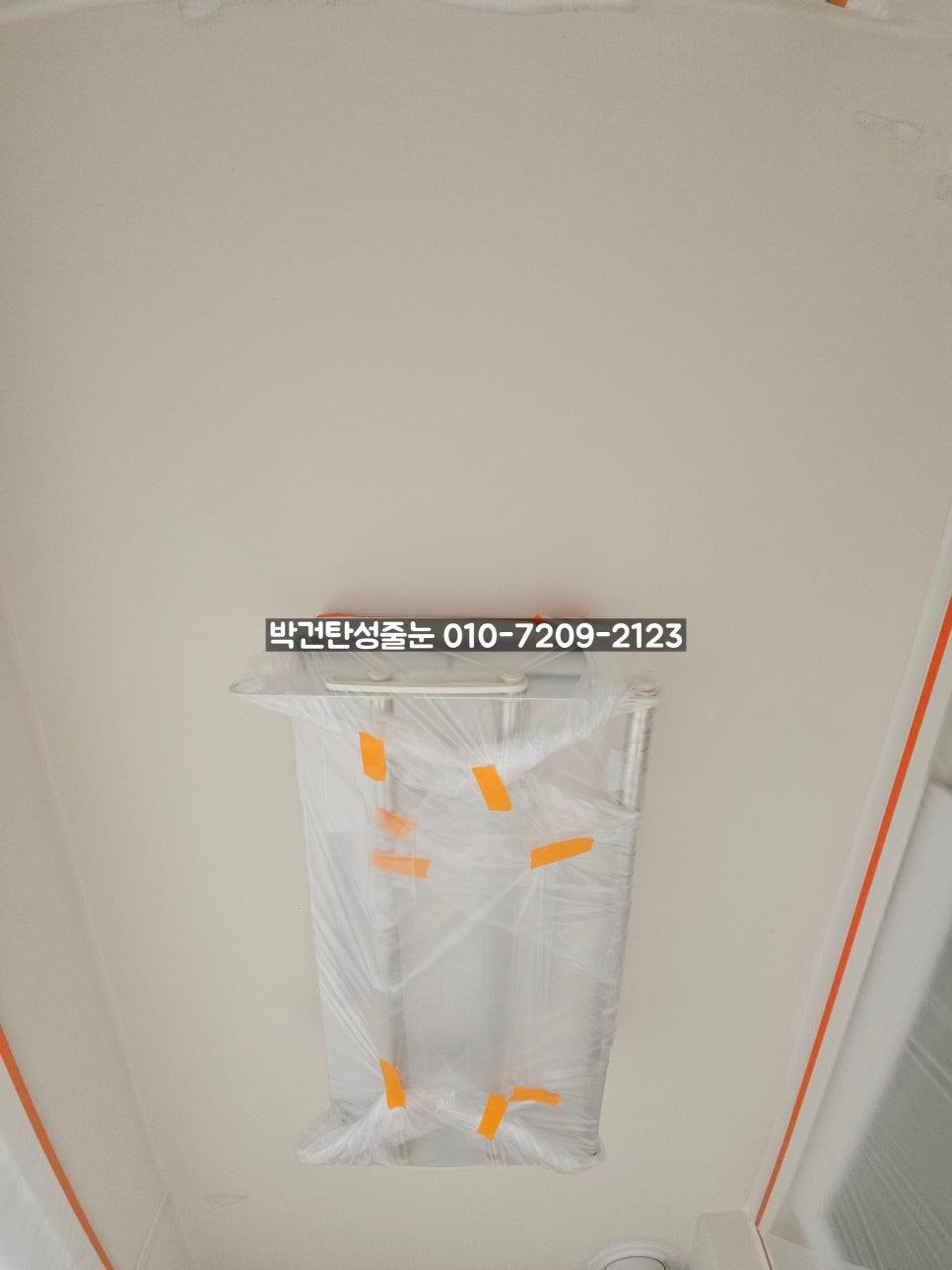벽면 구조물 위에 투명 플라스틱 보호재를 덮은 모습