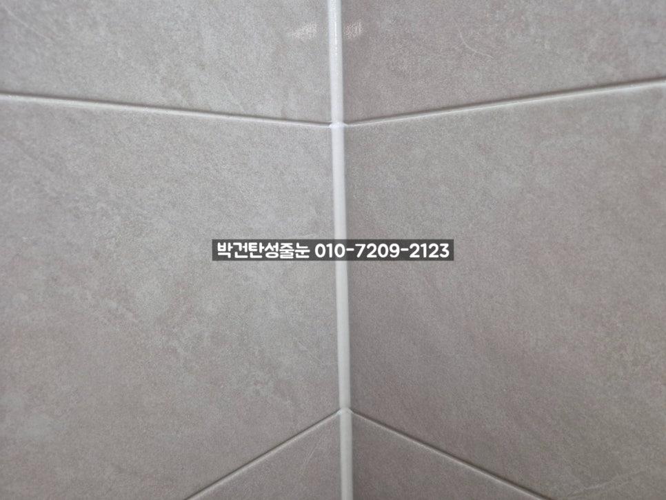바닥 작업 중 사용된 소형 도구와 표면