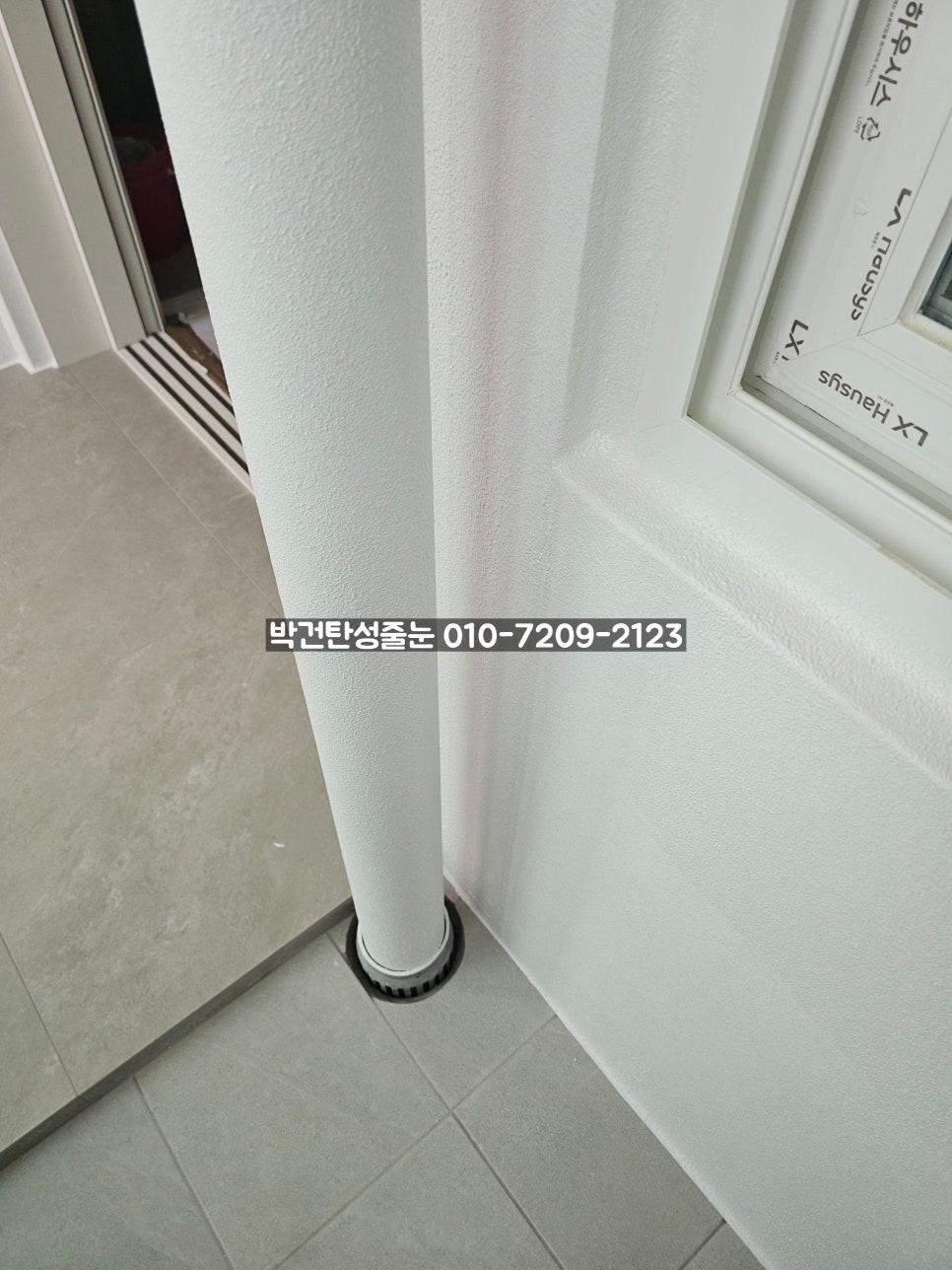 벽면 기둥과 도어 유리 패널의 접합부 디테일