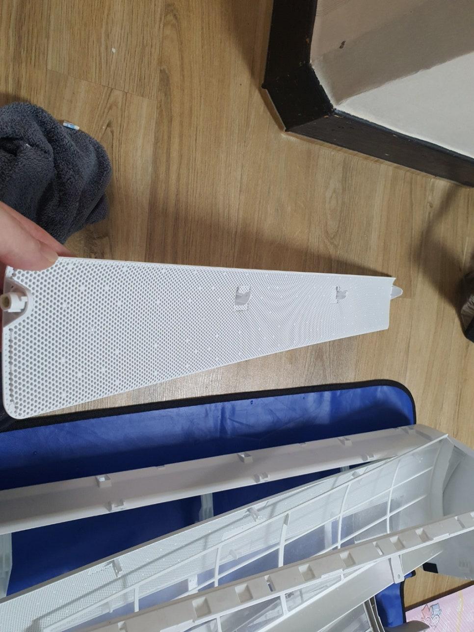 세척 전 오염 상태를 점검하는 필터 모습