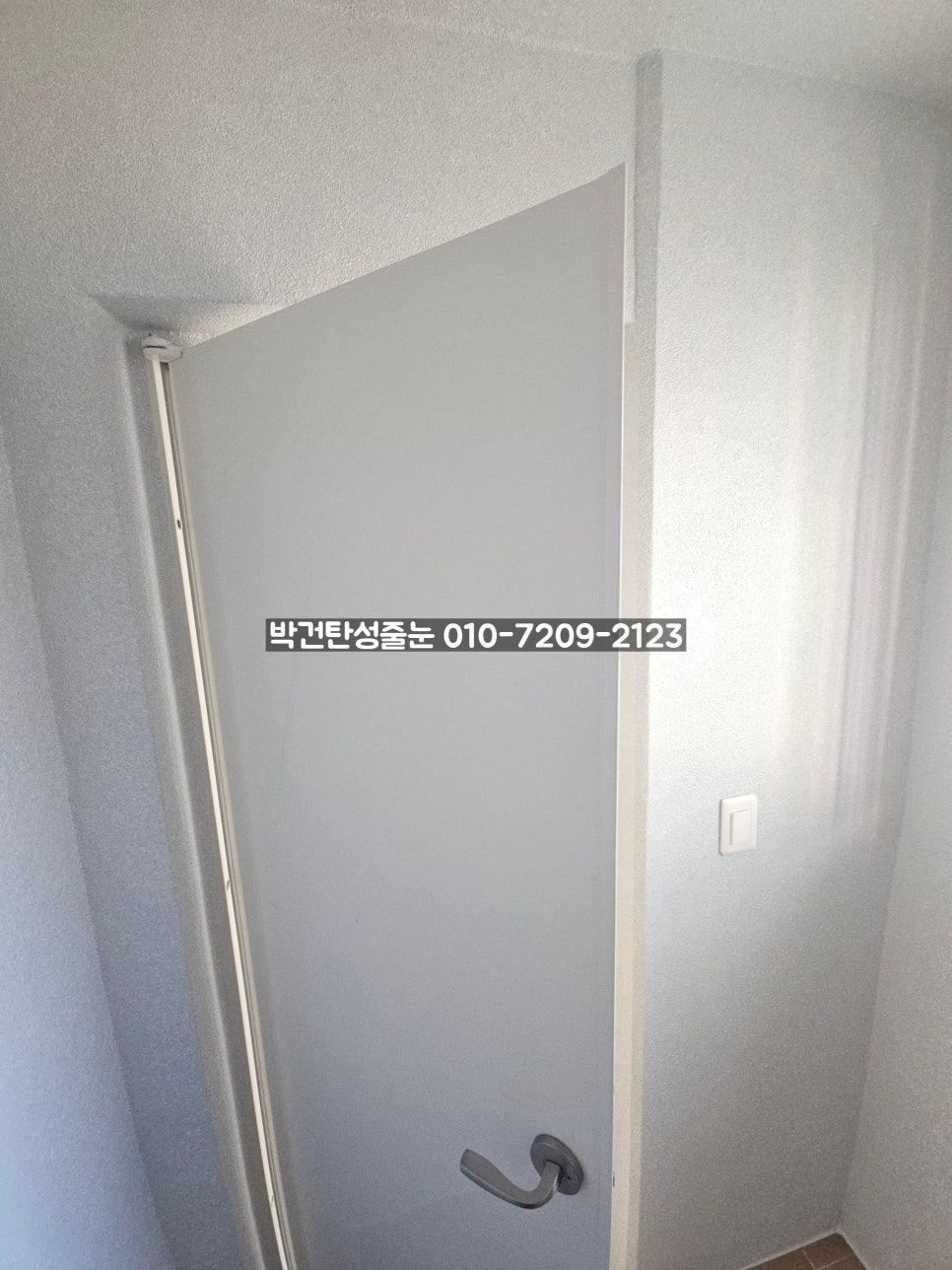 흰색 문틀과 손잡이가 보이는 실내 공간