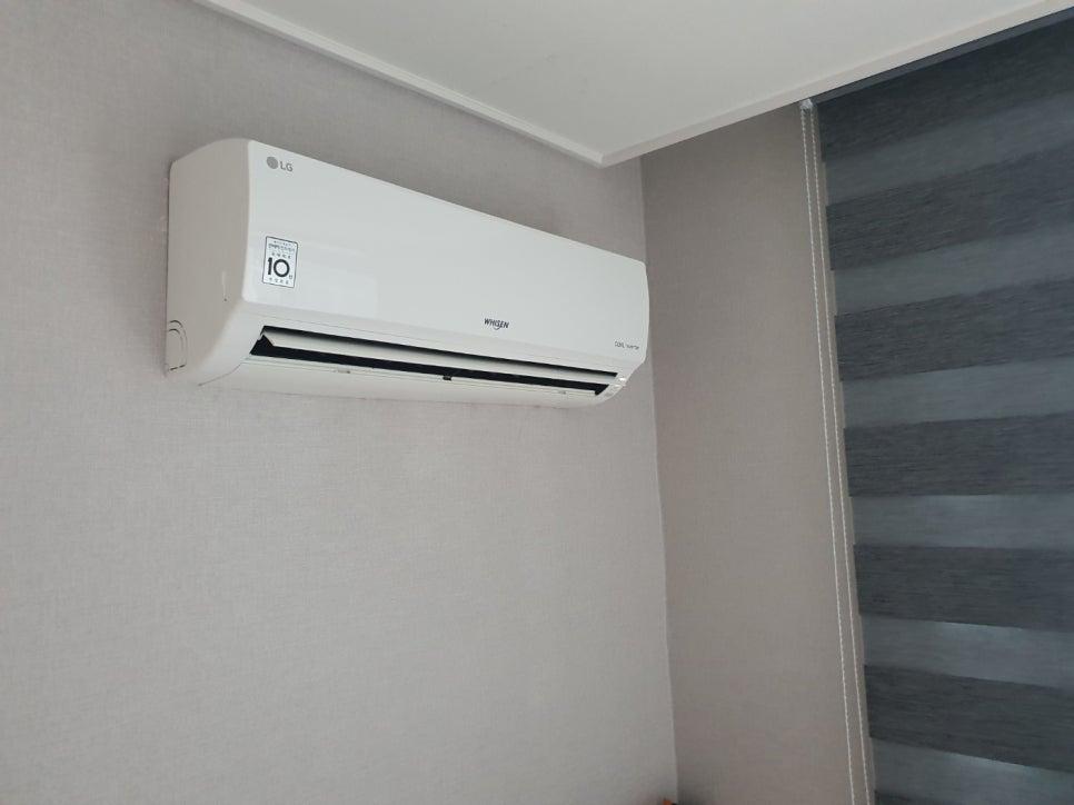 벽면에 설치된 LG 브랜드 에어컨과 커튼