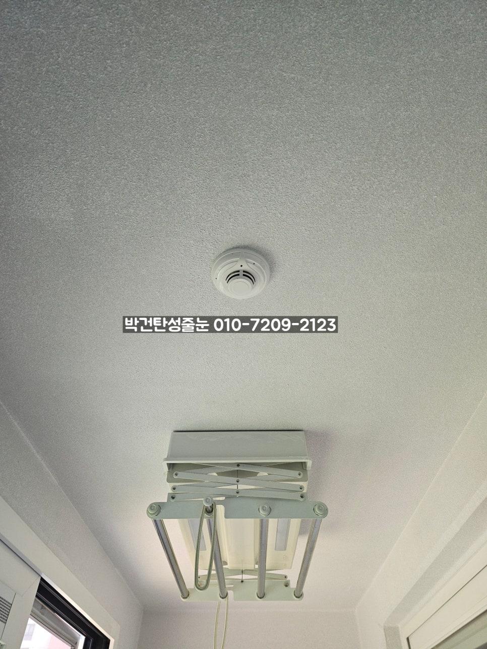 화재 경보기와 조명 장치가 설치된 천장 부근