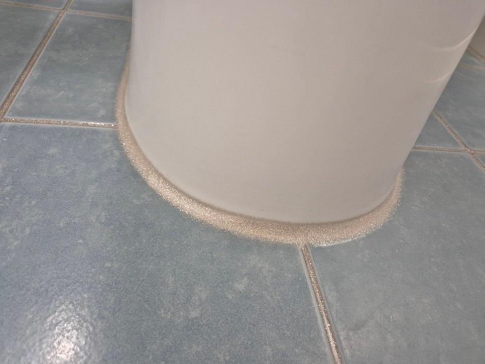 세면대 하단부를 세밀하게 다듬는 과정