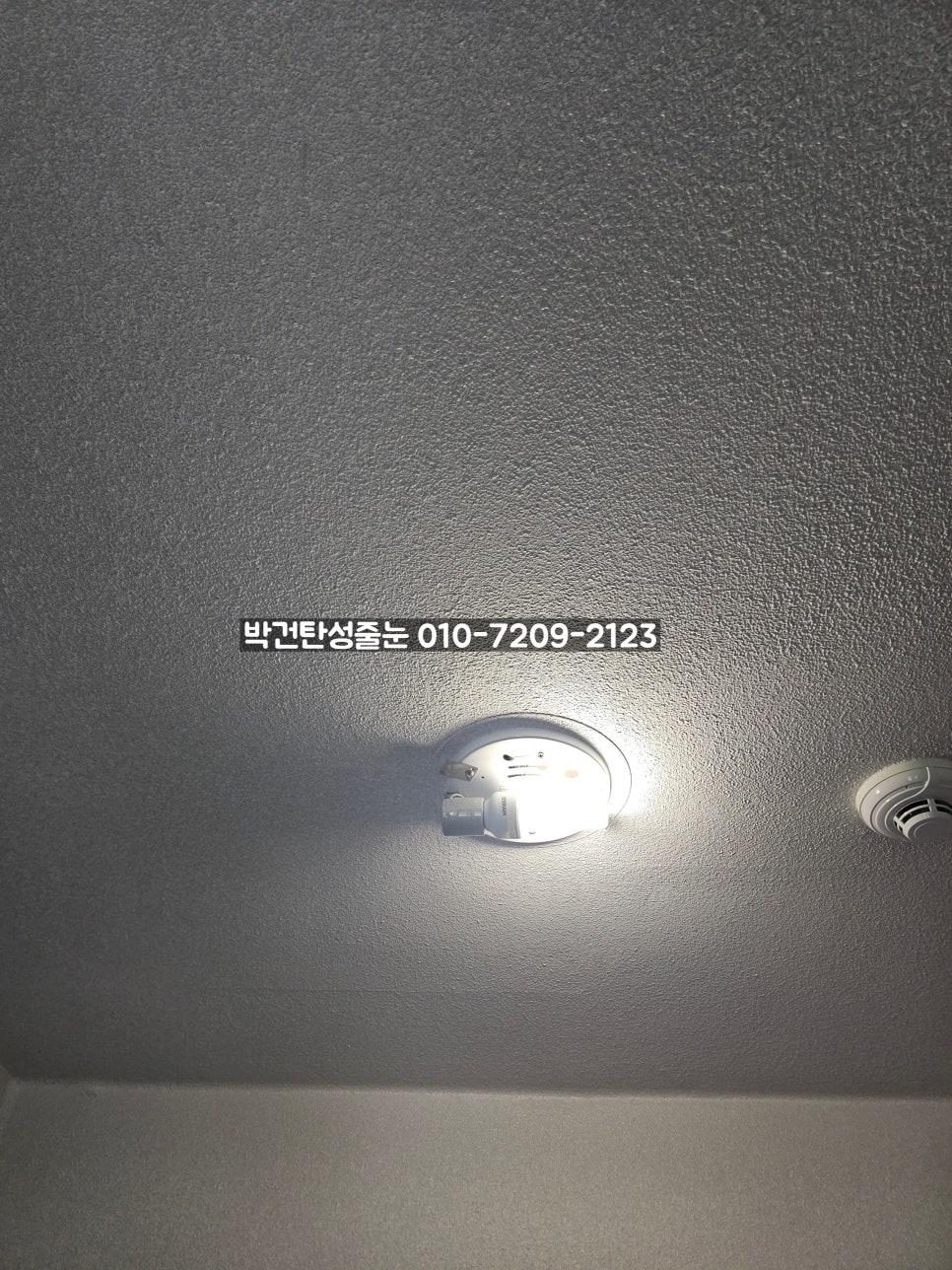 조명과 배기구가 설치된 천장 표면