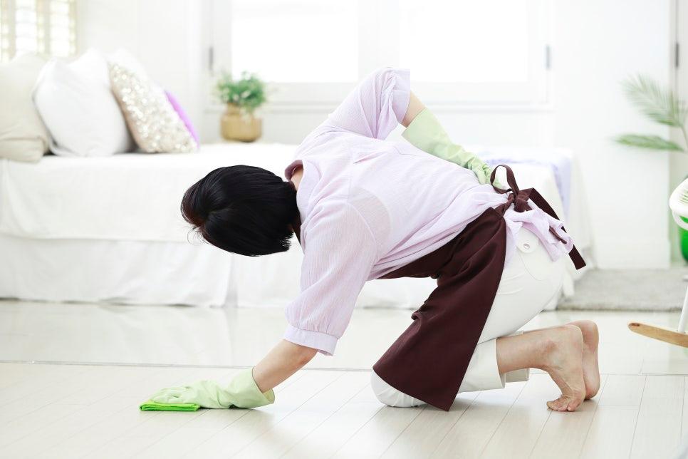 밝은색 타일 바닥을 직접 닦아내고 있는 거실 공간