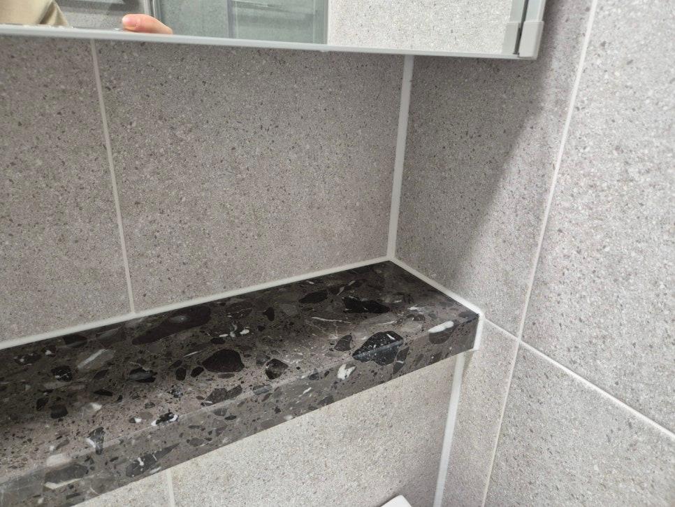 돌재 소재 선반이 설치된 욕실 벽면 작업 과정